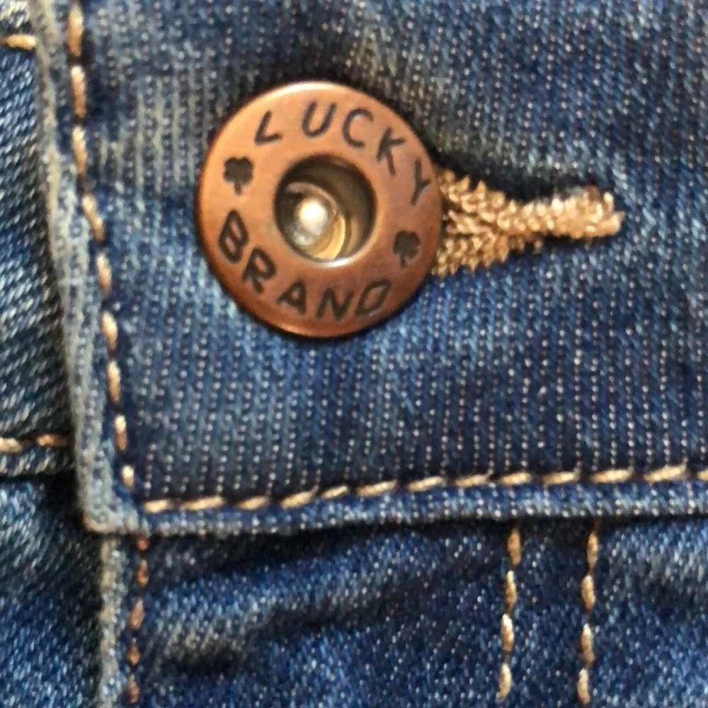 Girl’s Lucky Brand frayed hemmed Riley ADA washed jean button shorts